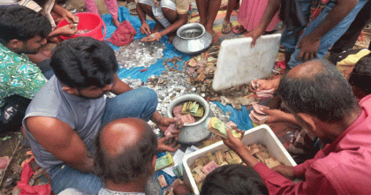 ভিক্ষুকের কাছ থেকে দুই বস্তা টাকা উদ্ধার, এলাকায় চাঞ্চল্য