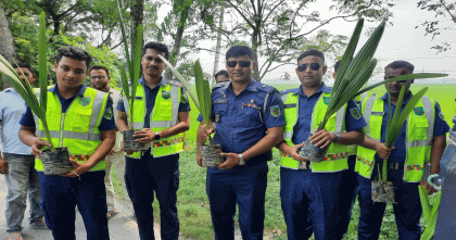 ঝিনাইদহে দুই'শ তাল গাছের চারা রোপণ করে দৃষ্টান্ত স্থাপন করলেন আরাপপুর হাইওয়ে থানার ওসি