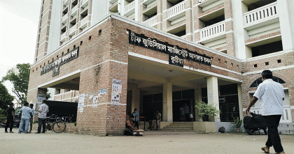 কুষ্টিয়া আদালতের এজলাস কক্ষ থেকে ছুরিসহ যুবক আটক