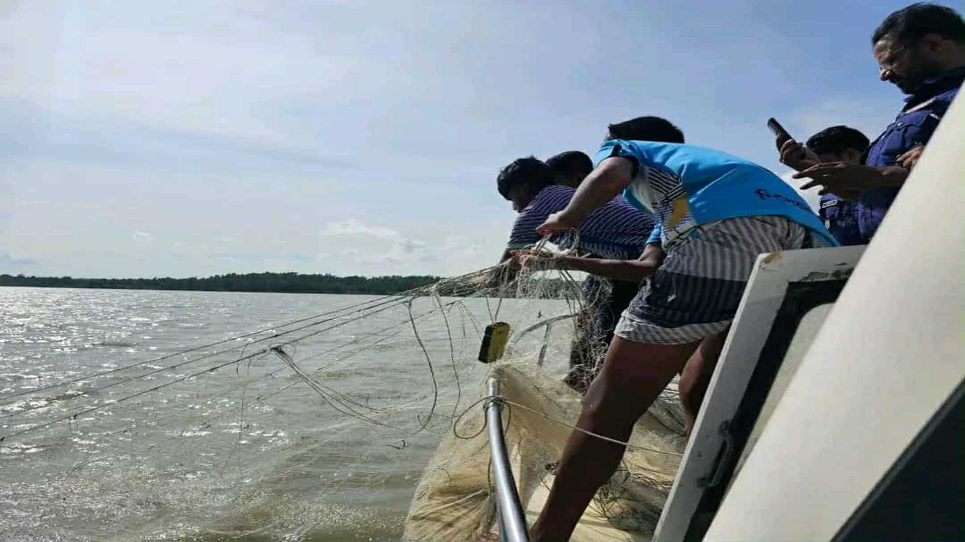 পটুয়াখালীতে মা ইলিশ রক্ষা অভিযানে মৎস্য কর্মকর্তাকে ওপর হামলা