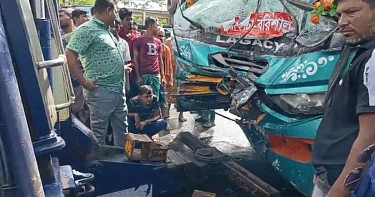 পটুয়াখালীতে র‍্যাবের গাড়ি ও যাত্রীবাহী বাসের মুখোমুখি সংঘর্ষে নিহত তিন