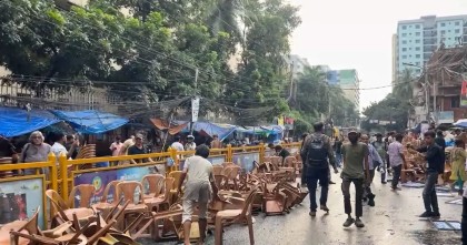 জাতীয় পার্টির কার্যালয়ের সামনে অ্যাকশনে পুলিশ