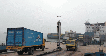 পৌনে চার ঘণ্টা পর দৌলতদিয়া-পাটুরিয়া নৌরুটে ফেরি চলাচল শুরু