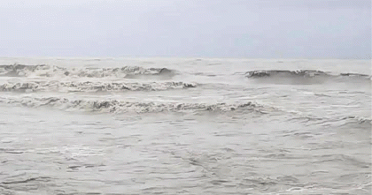 নৌ-পুলিশ দেখে নদীতে ঝাঁপ, ২০ ঘন্টা ধরে নিখোঁজ যুবক