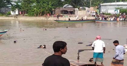 শরীয়তপুরের কীর্তিনাশা নদীতে অতিরিক্ত যাত্রীবাহী ট্রলার ডুবি