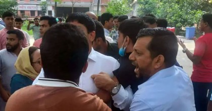 ঢাকা কলেজে শিক্ষক-শিক্ষার্থীর ধস্তাধস্তি