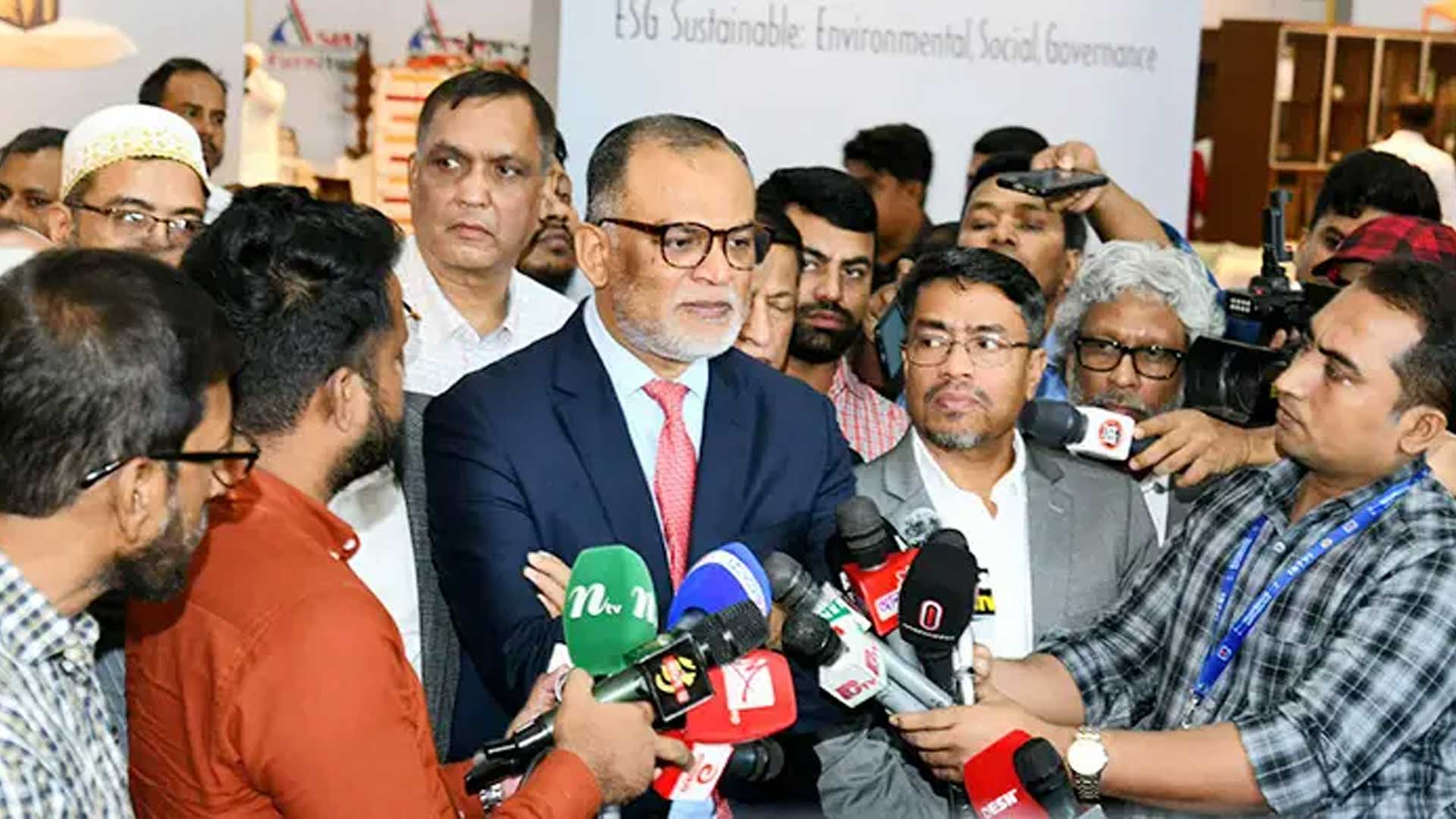 সরকার ভোজ্যতেলের দাম বাড়ায়নি: বাণিজ্য উপদেষ্টা