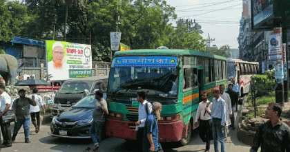 অধ্যক্ষের অনুরোধে ঢাকা কলেজ শিক্ষার্থীদের অবরোধ প্রত্যাহার