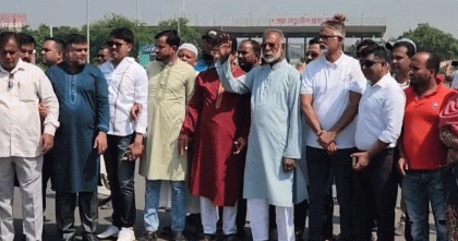 ফরিদপুর বিভাগে শরীয়তপুরকে ভঅন্তর্ভুক্তির সিদ্ধান্তের প্রতিবাদে পদ্মা সেতুর টোল প্লাজার সামনে সড়ক অবরোধ