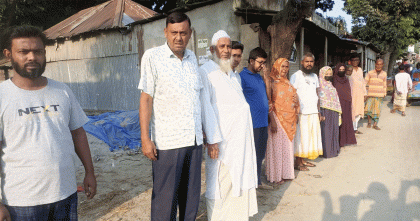 সিরাজগঞ্জে সড়ক প্রকল্পে নকশা বাতিল, জেলা প্রশাসকের দপ্তরে গণস্বাক্ষর জমা