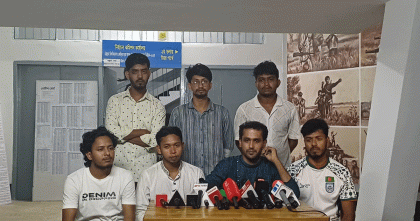 ভিপি প্রার্থী মাহফুজকে সমর্থন দিয়ে সরে গেলেন আরেক ভিপি প্রার্থী আজিজ