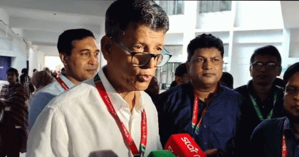 ভোটকেন্দ্র পরিদর্শন করে সন্তোষ প্রকাশ চবি উপাচার্যের 