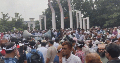 শাহবাগ অবরোধের প্রস্তুতি: শহীদ মিনারে বিপুলসংখ্যক শিক্ষকের অবস্থান