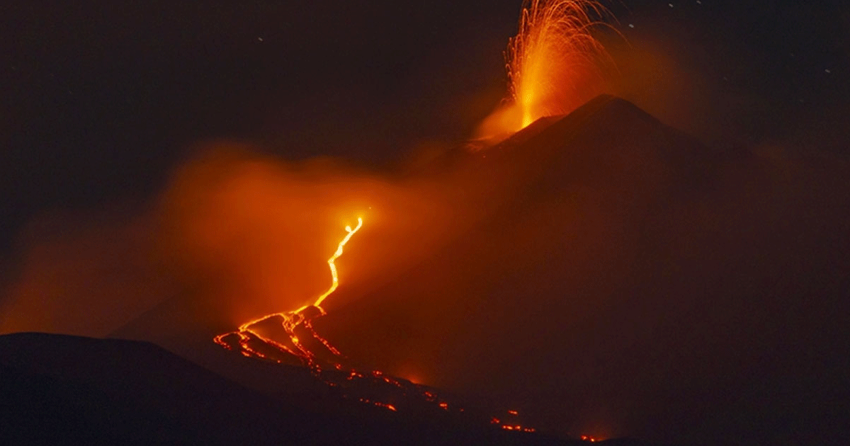 ইন্দোনেশিয়ায় আগ্নেয়গিরিতে অগ্নুৎপাত
