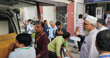 রাকসু নির্বাচন: সরঞ্জাম নেয়া হচ্ছে কেন্দ্রে; ভোটগ্রহণ শুরু সকাল নয়টা থেকে