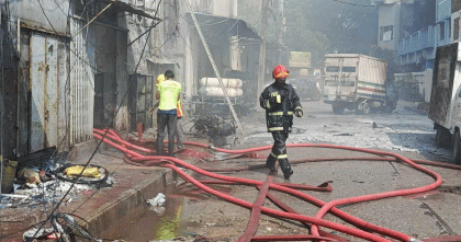 রাজধানীর রূপনগরে কেমিক্যাল গোডাউন থেকে এখনো ধোঁয়া উঠছে