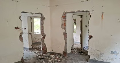 বদলির সময় সরকারি বাসার দরজা-জানালা খুলে নিলেন গণপূর্ত কর্মকর্তা