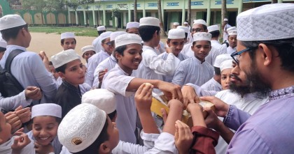 চাকসু নির্বাচনে সাঈদ জিএস নির্বাচিত হওয়ায় কিশোরগঞ্জে মিষ্টি বিতরণ