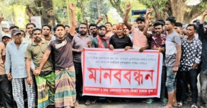 একের পর এক হত্যার প্রতিবাদে শার্শায় মানববন্ধন ও সড়ক অবরোধ