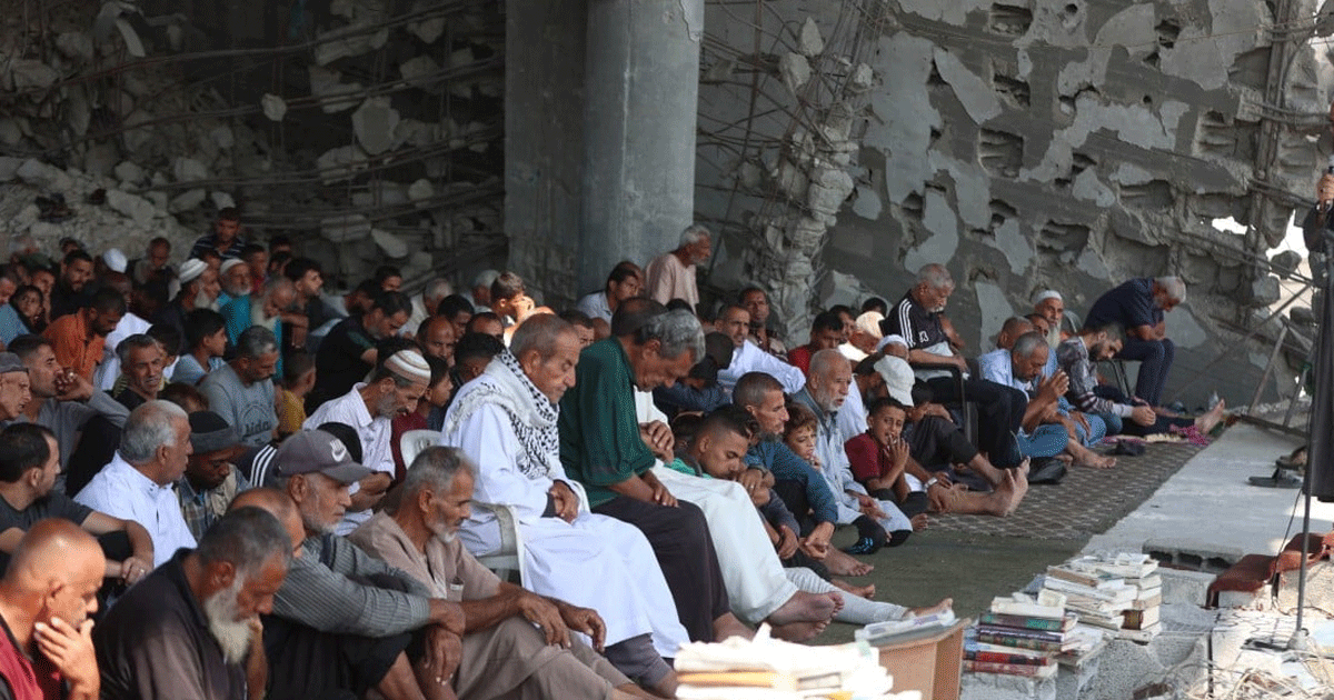 দীর্ঘ দিন পর একসাথে জুমা পড়লেন ফিলিস্তিনিরা