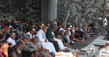 দীর্ঘ দিন পর একসাথে জুমা পড়লেন ফিলিস্তিনিরা