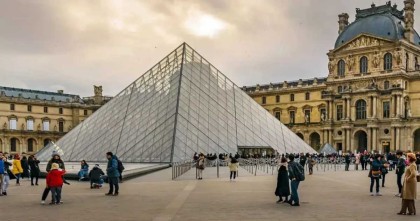 ফ্রান্সের বিশ্বখ্যাত লুভর জাদুঘরে ডাকাতি, একদিনের জন্য বন্ধ ঘোষণা