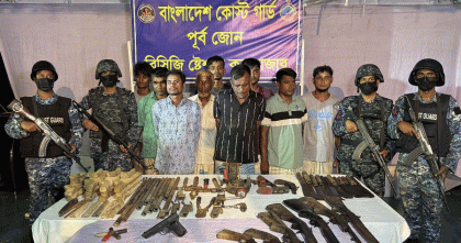 কক্সবাজারে কোস্ট গার্ড ও নৌবাহিনীর যৌথ অভিযানে বিপুল অস্ত্রসহ আটক নয়