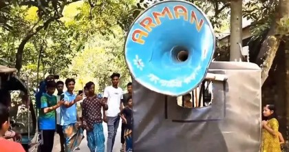 বিদেশ যেতে ঋণ না পেয়ে মাইক ভাড়া করে যুবকের গালাগাল