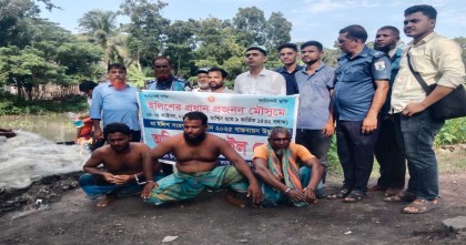 ইলিশ শিকারে বাধা দেয়ায় মৎস্য কর্মকর্তাদের ওপর জেলেদের হামলা, আটক তিন