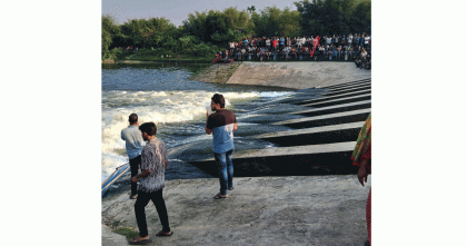মেহেরপুর মুজিবনগরের সুইট গেট পানিতে ডুবে দুইজন নিখোঁজ