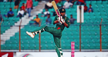 মিরাজের লড়াই ও রিশাদের ক্যামিওতে চ্যালেঞ্জিং পুঁজি বাংলাদেশের