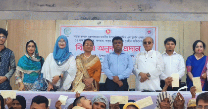 লোহাগাড়ায় ১৫ লক্ষ টাকার অনুদানের চেক হস্তান্তর