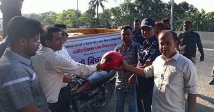 মেহেরপুরে জাতীয় নিরাপদ সড়ক দিবস উপলক্ষে হেলমেট বিতরণ কর্মসূচি অনুষ্ঠিত