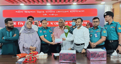 গাজীপুর মেট্রোপলিটন পুলিশের উদ্যোগে শহীদ আহসান উল্লাহ মাষ্টার হাসপাতালে দুটি ইসিজি মেশিন উপহার