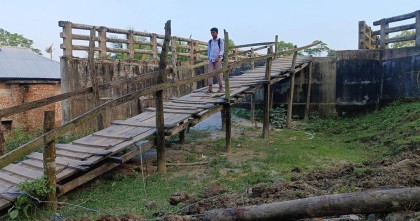 সেতুর সংযোগ সড়ক না থাকায় ভোগান্তিতে হাজারো মানুষ