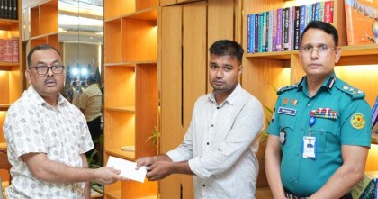 হামলায় আহত ট্রাফিক সহায়তাকারীকে ডিএমপি কমিশনারের এক লাখ টাকার অনুদান