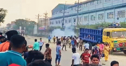 শ্রীপুরে বকেয়া বেতনের দাবিতে শ্রমিকদের মহাসড়ক অবরোধ, পুলিশের রাবার বুলেট ও টিয়ারশেল নিক্ষেপ