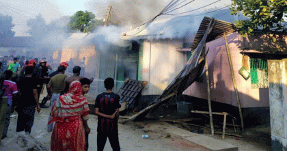 বগুড়ার চেলোপাড়ায় তাণ্ডব: আধিপত্য বিস্তার নিয়ে সংঘর্ষে ঘরে ঘরে আগুন ও লুটপাট