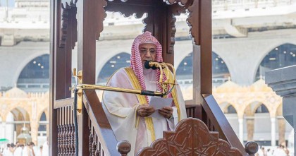 জুমার খুতবার সময় হাতে লাঠি রাখা কি সুন্নত?