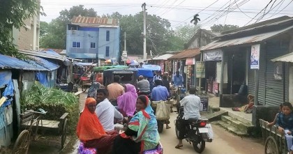 দিনাজপুরের ঘোড়াঘাটে ফুটপাত ও ড্রেন দখল প্রশাসনিক অবহেলায় বাড়ছে ভোগান্তি