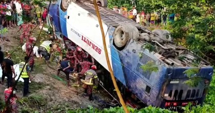 টাঙ্গুয়ার হাওরে যাওয়ার পথে বাস দুর্ঘটনায় একই পরিবারের দু'জন নিহত