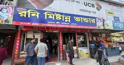 সিরাজগঞ্জে রনি মিষ্টান্ন ভান্ডারে ওজনে কম, দামে বেশি: ভোক্তার ক্ষোভ