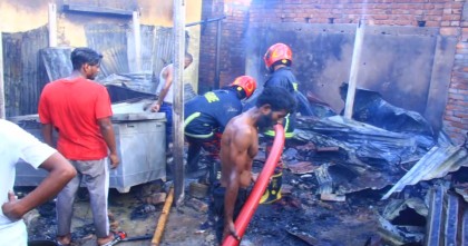 বগুড়ায় দুই গ্রুপের রক্তক্ষয়ী সংঘর্ষ; ঘর ও দোকানে আগুন