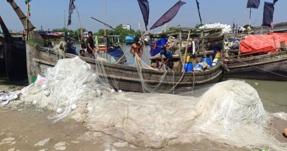 গভীর রাতে শেষ হচ্ছে নিষেধাজ্ঞা, ইলিশ শিকারে প্রস্তুত জেলেরা