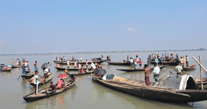 কিশোরগঞ্জে বিএনপি নেতাদের দখলে থাকা জলমহাল উন্মুক্ত করলেন জেলেরা