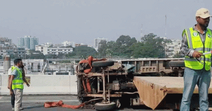 এলিভেটেড এক্সপ্রেসওয়েতে পিকআপ উল্টে এয়ারপোর্টমুখী লেন বন্ধ