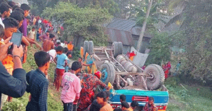 হবিগঞ্জে নিয়ন্ত্রণ হারিয়ে বাস উল্টে নিহত দুই