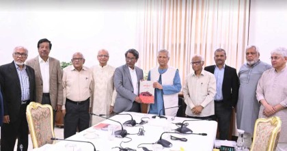 জুলাই জাতীয় সনদ বাস্তবায়নের সুপারিশমালা প্রধান উপদেষ্টার কাছে হস্তান্তর