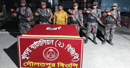 বেনাপোল সীমান্তে অস্ত্রসহ আটক এক