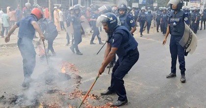 গাজীপুরে কারখানা খুলে দেয়ার দাবিতে শ্রমিকদের বিক্ষোভ; মহাসড়কে অগ্নিসংযোগ